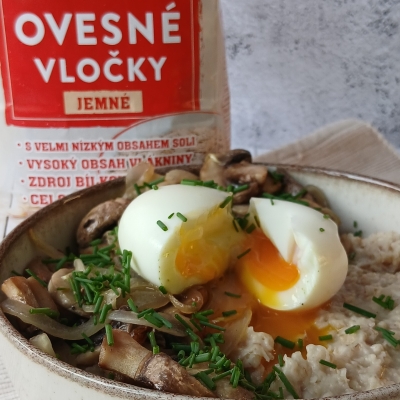 Ovesná kaše se žampióny a vejcem