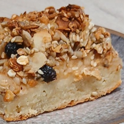 Špaldový koláč s jablky, medem a křupavou ovesnou krustou