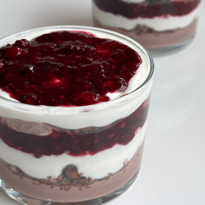 ​​​​​​​​​​​​​​Nepečené čoko–lesní trifle skleničky